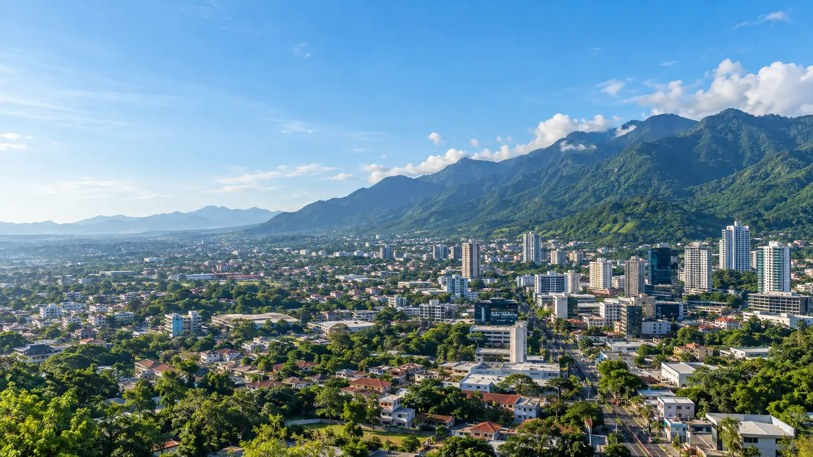 San Pedro Sula con la montaña El Merendón al fondo